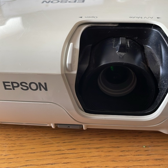 Epson PowerLite S9 3LCD Projector 2500 Lumens - Picture 3 of 9